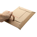 Die Karton-Versandtasche verfügt über eine Aufreissperforation für die einfache Öffnung beim Empfänger