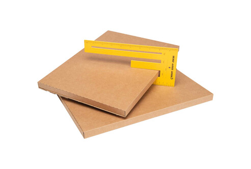 Imballaggio in cartone ondulato piatto adattato al formato delle lettere grandi e ottimizzato per l'affrancatura.