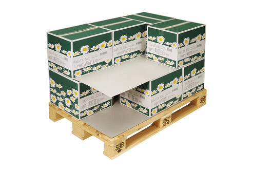 Boîtes sur palettes, séparées par des intercalaires en carton gris