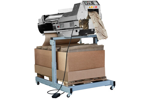 Eine Packmaster Pro Fanfold Papierpolstermaschine mit einer Palette Endlospapier