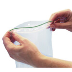 Bande verte et la fermeture à zip d’un sachet plastique zip 65% recyclé