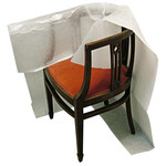 Antiker Stuhl, umhüllt mit vlieskaschierter Luftpolsterfolie